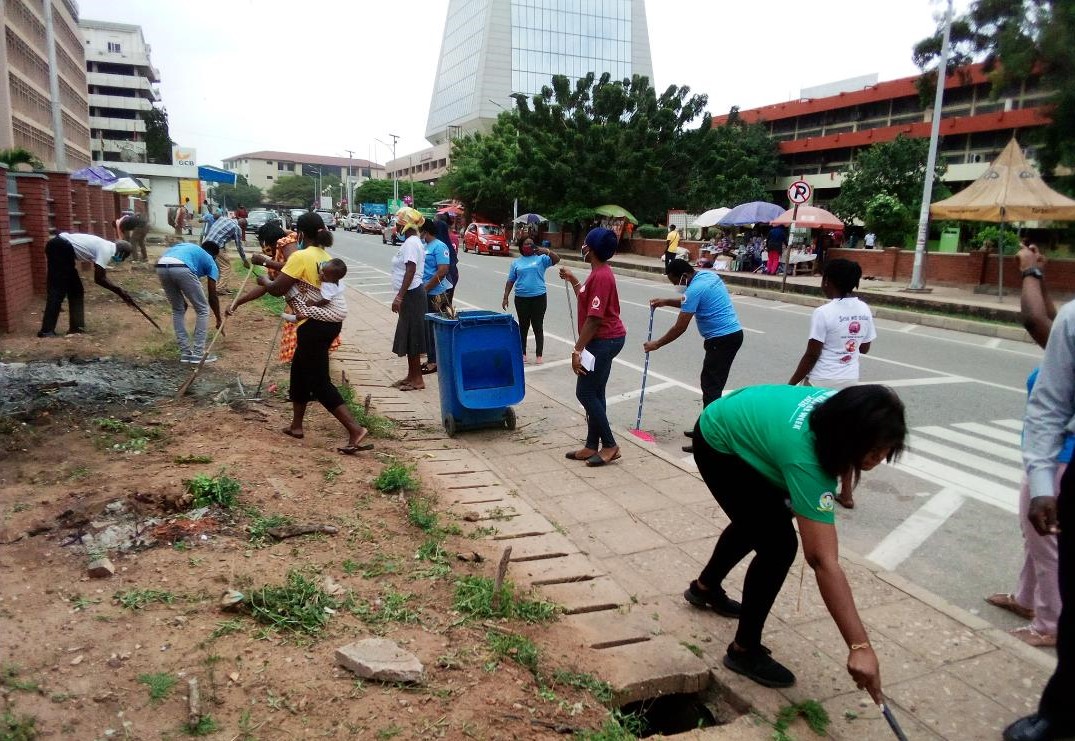 Government workers step out to clean their environs - Flow News Online