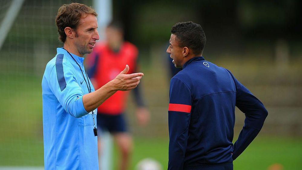 Gareth Southgate speaks to Jesse Lingard during training